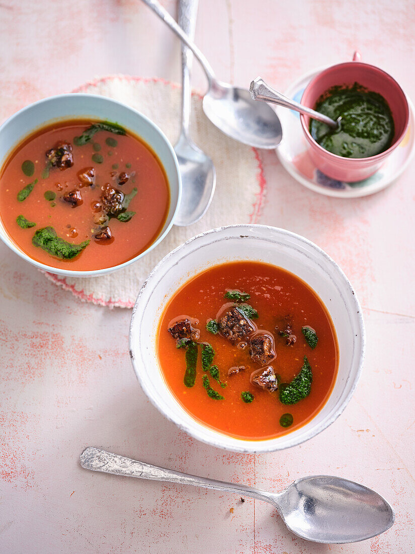 Suppe von gebackenen Tomaten mit Petersilienöl und Kracherle
