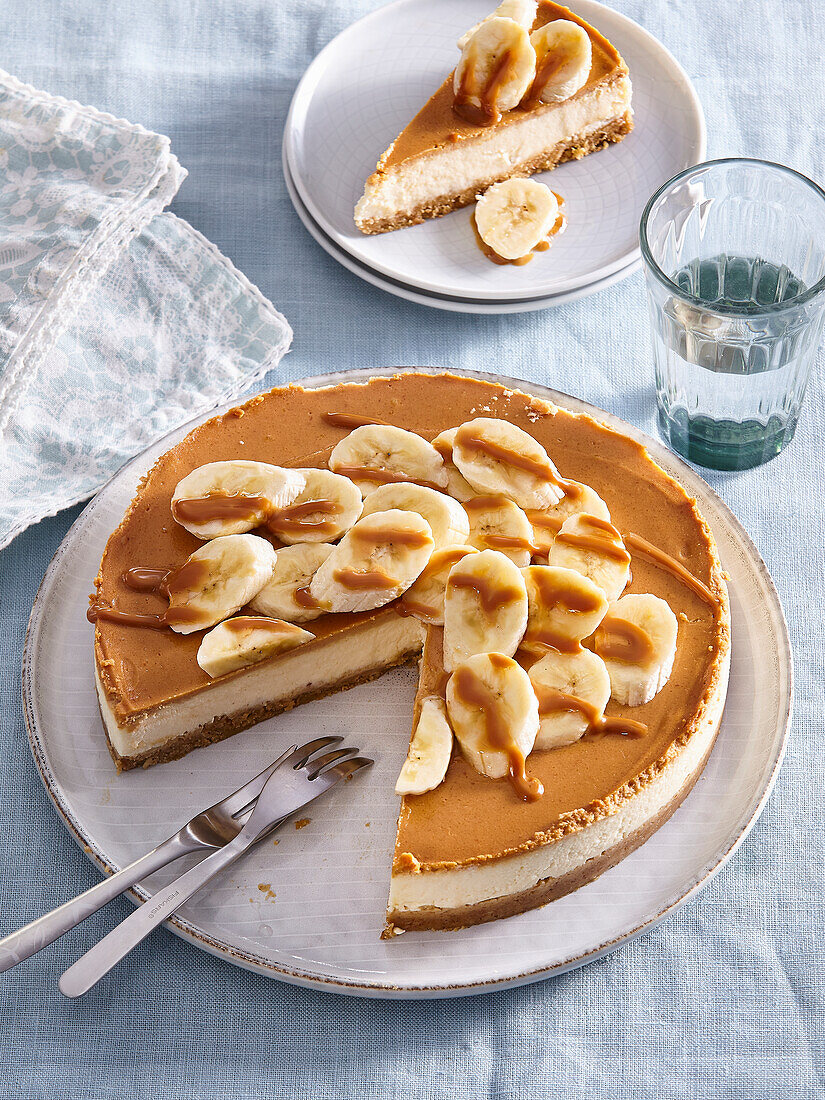 Bananen-Cheesecake mit Karamell