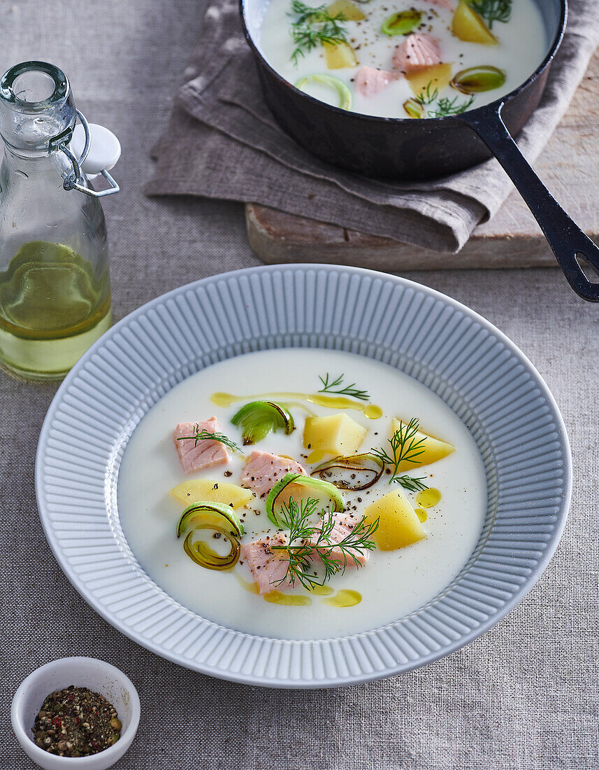 Cremige Suppe mit Kartoffeln und Lachs