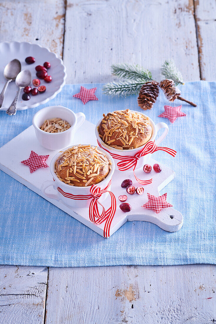 Weihnachtliche Cupcakes mit Cranberries und Mandeln