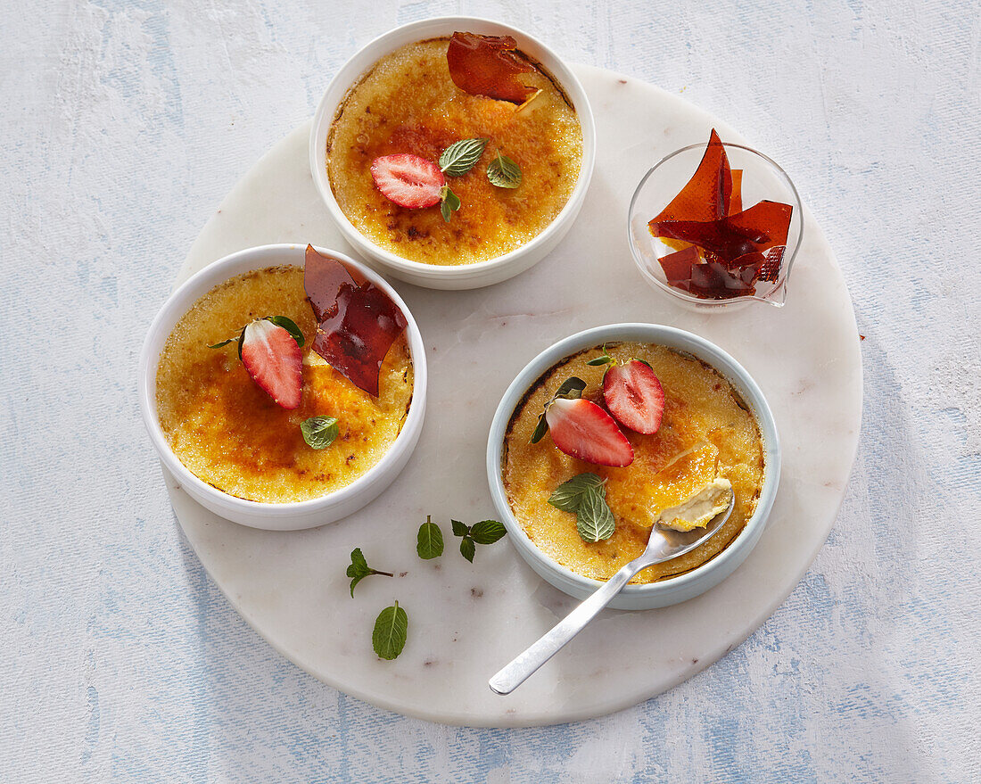 Crème brûlée mit Minze und Erdbeeren