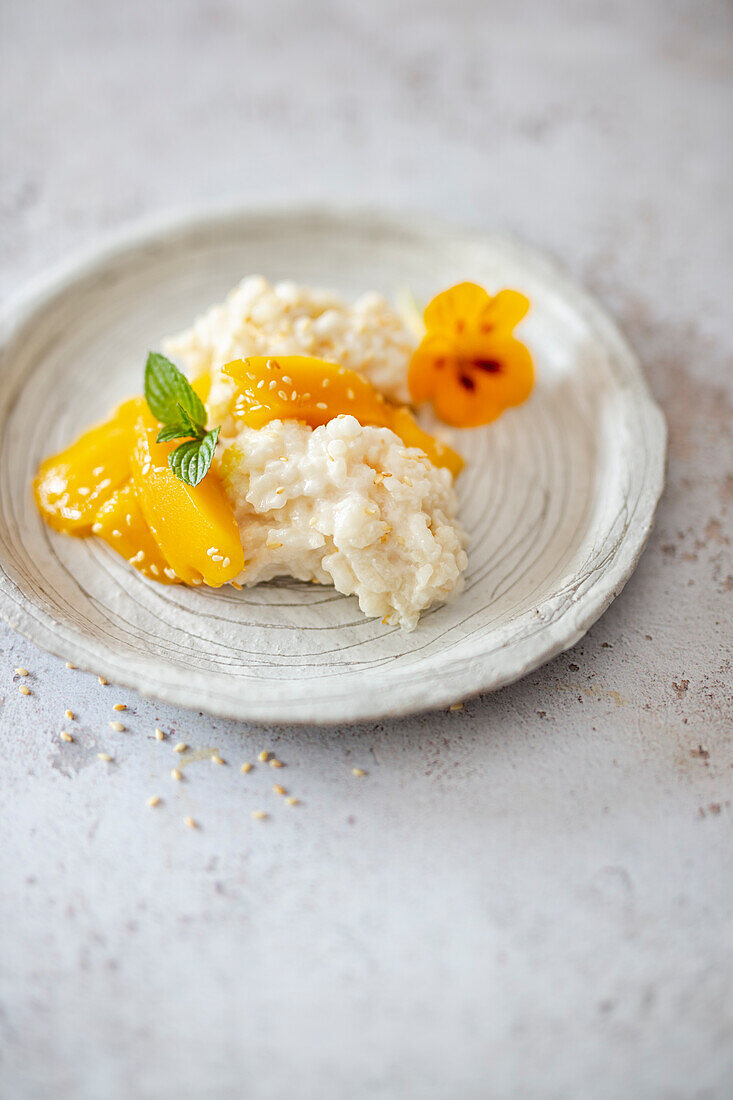 Thailändischer Kokosreis mit Mango und Sesam