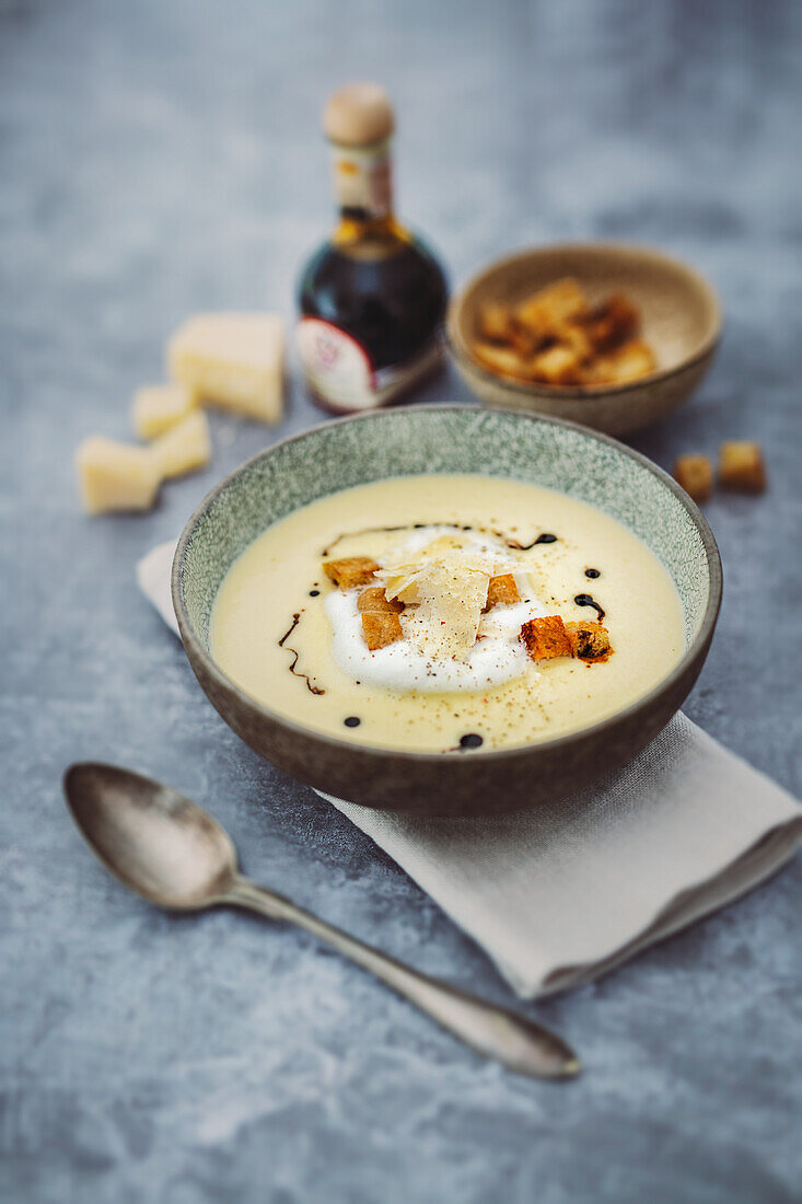 Parmesan-Cremesuppe mit Croûtons und altem Balsamico