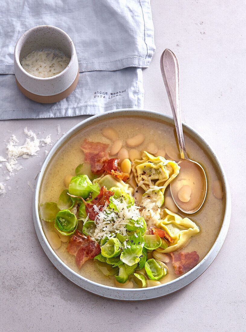 Consomme mit Tortellini, Cannellini, Speck und Rosenkohl