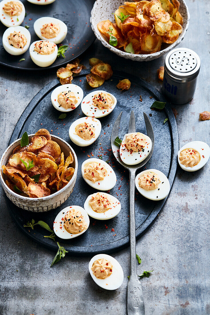 Deviled Eggs mit Kartoffel-Oregano-Chips