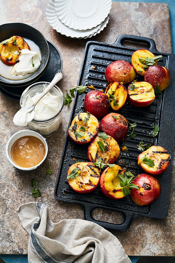 Gegrillte Pfirsiche mit Salzkaramell und Mascarponecreme