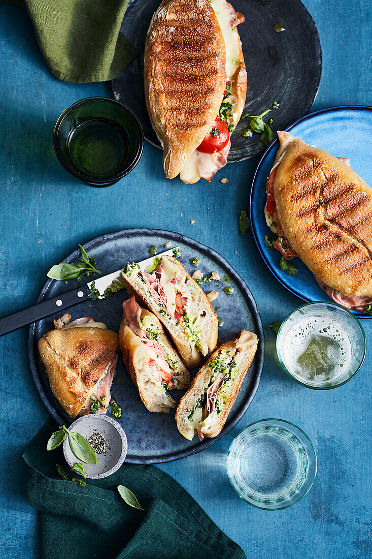 Getoastete Panini mit Mortadella, Kräuterpesto und Taleggio