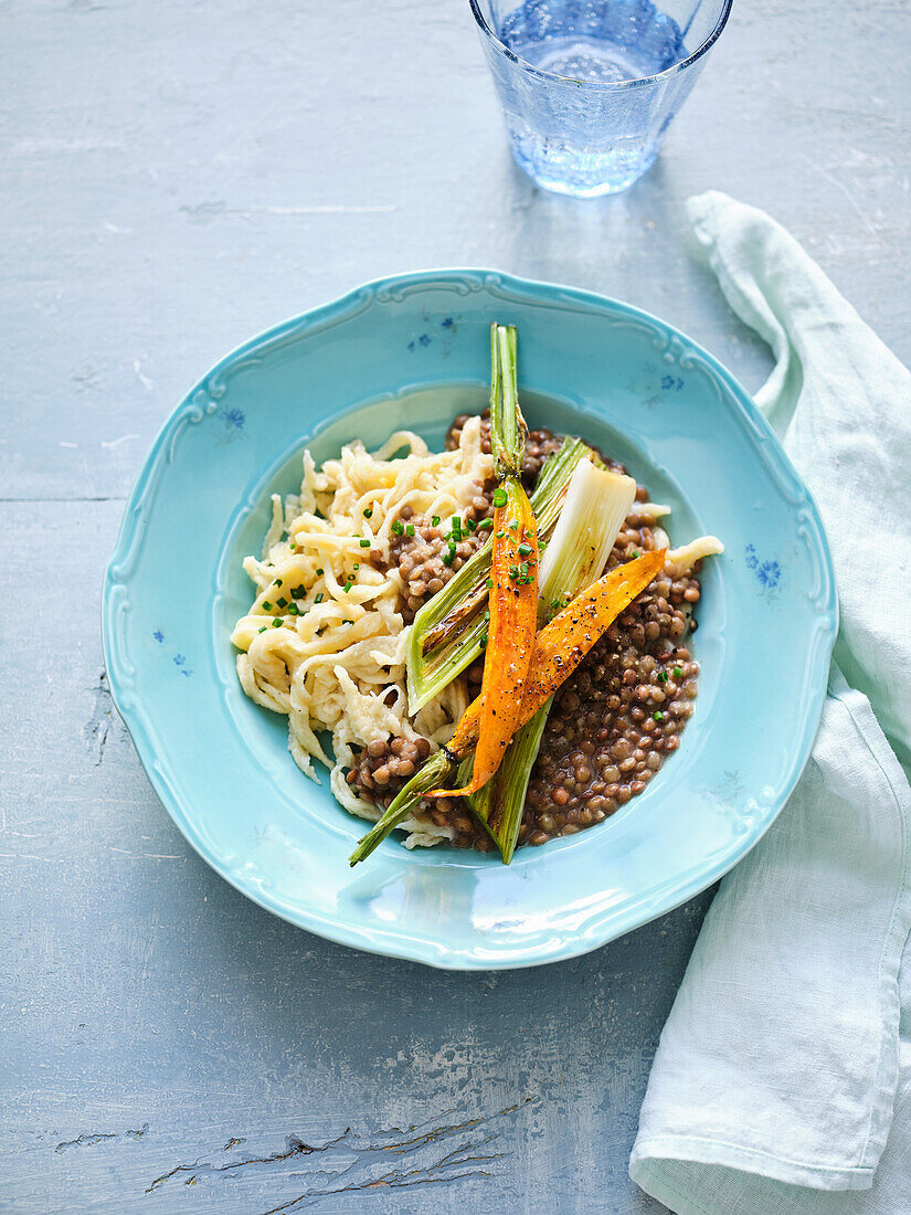 Lentils with spaetzle, carrots and leek