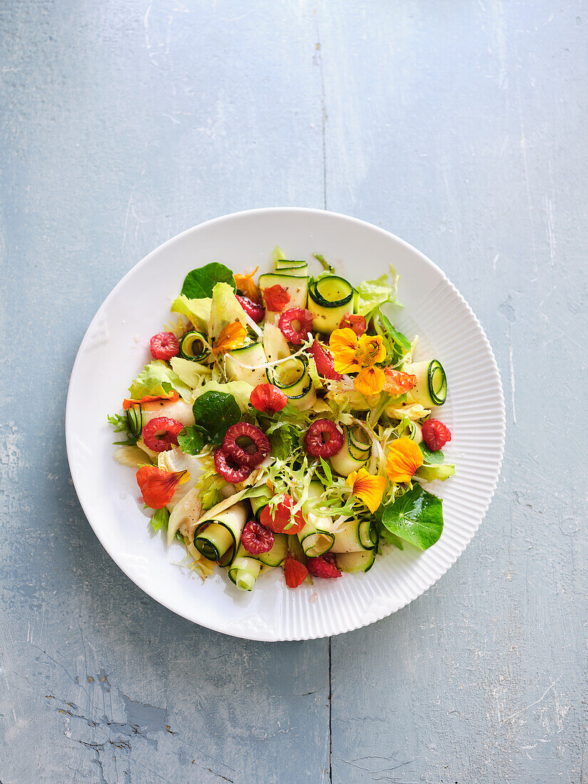 Blattsalate mit roher Zucchini und Himbeervinaigrette