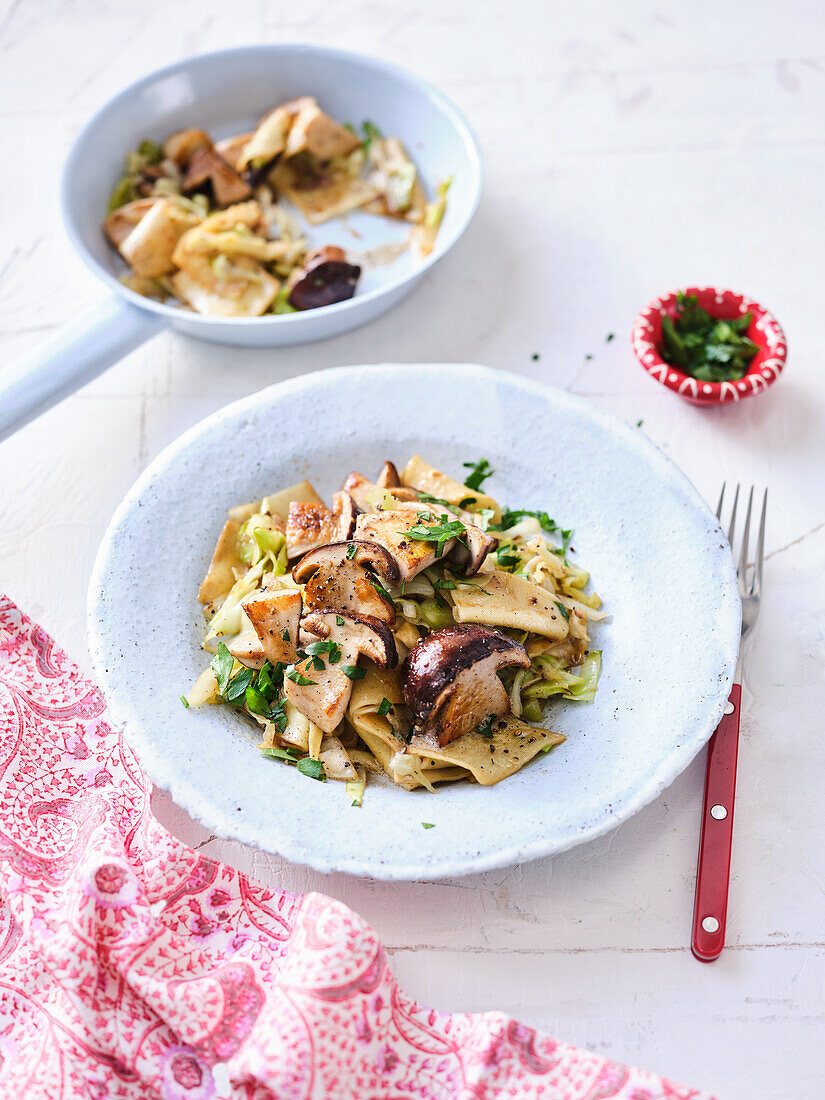 Selbstgemachte Fleckerl mit Steinpilzen und Spitzkohl