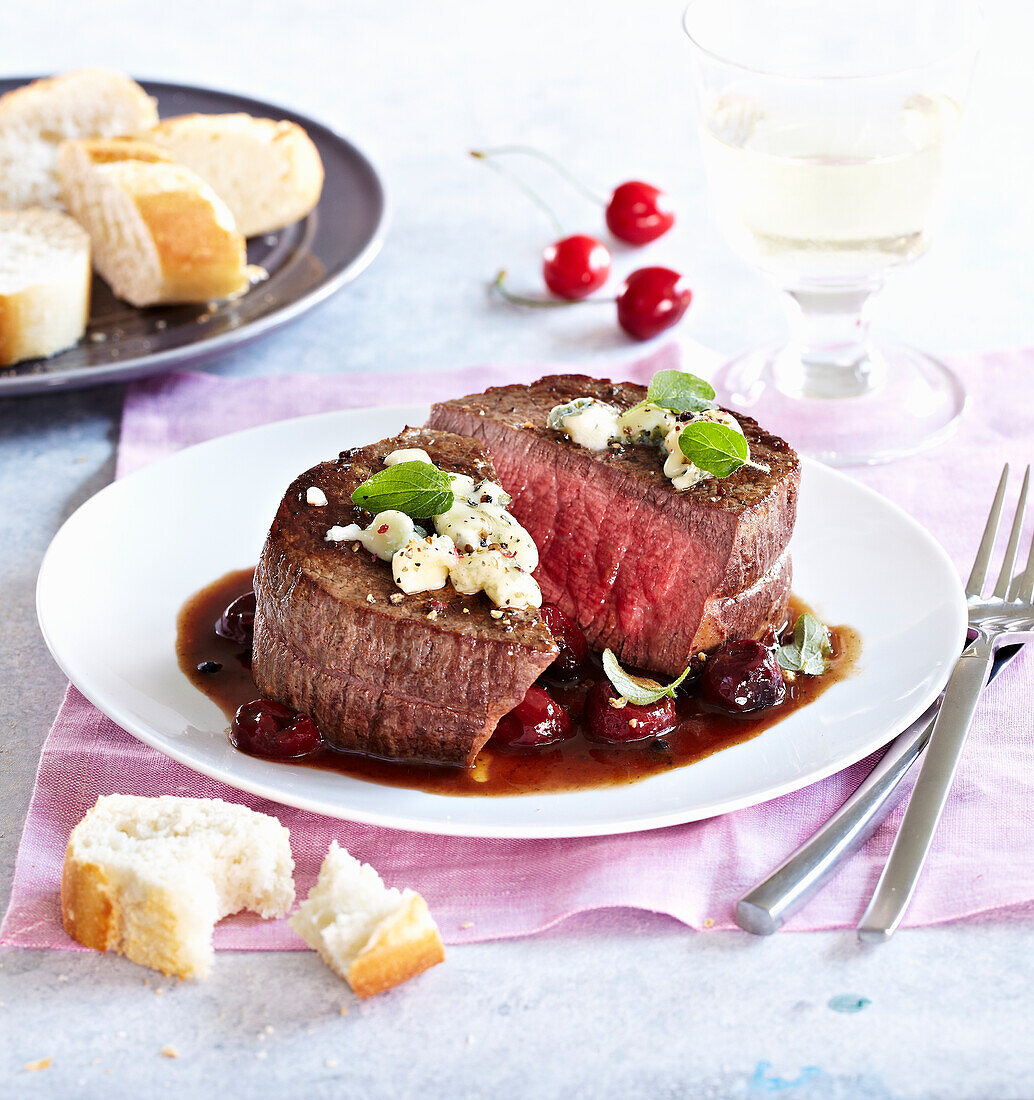 Rindersteak mit Kirschen und Gorgonzola