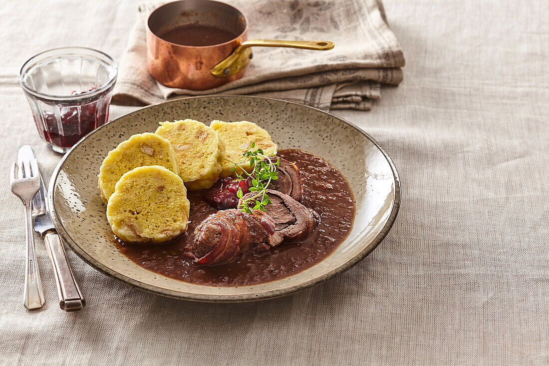 Wildschweinröllchen mit Preiselbeermarinade und Knödel