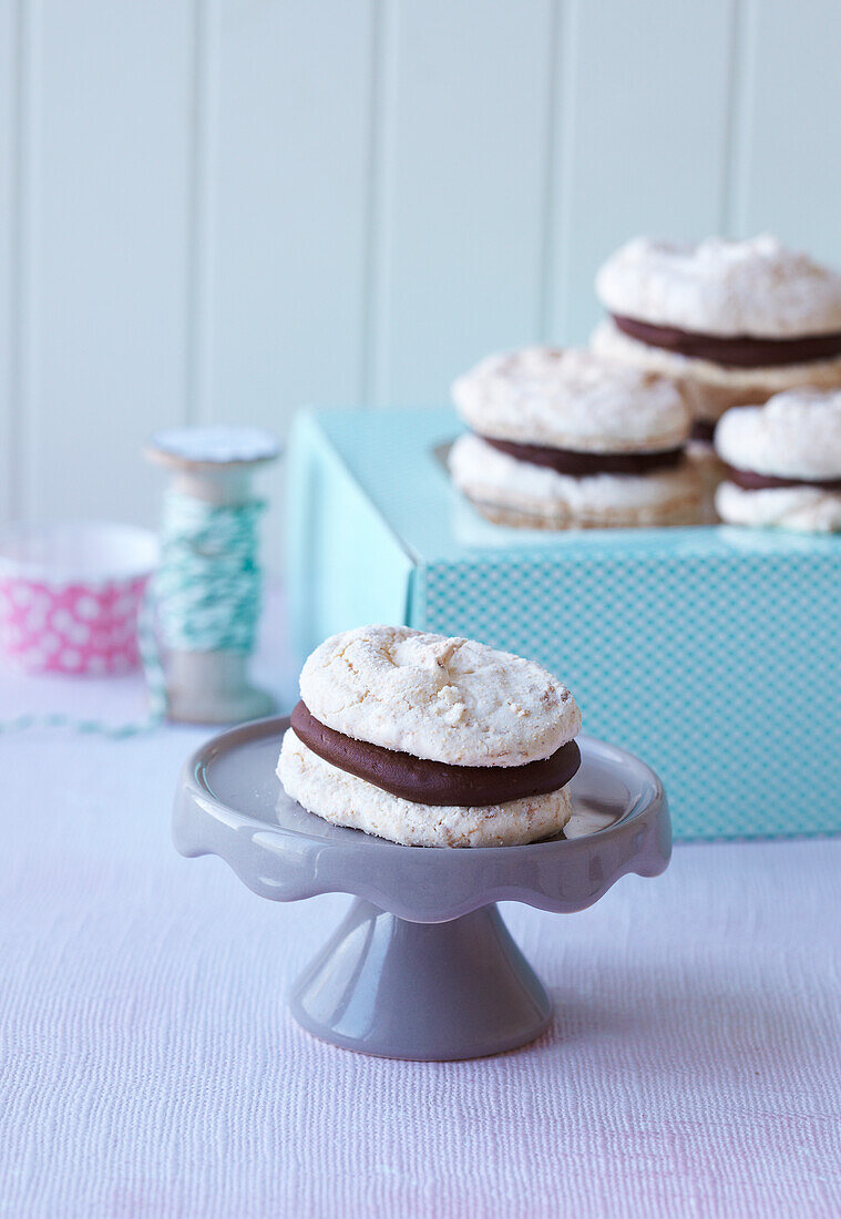 Kokos-Baiser-Sandwiches mit Schokoladencreme