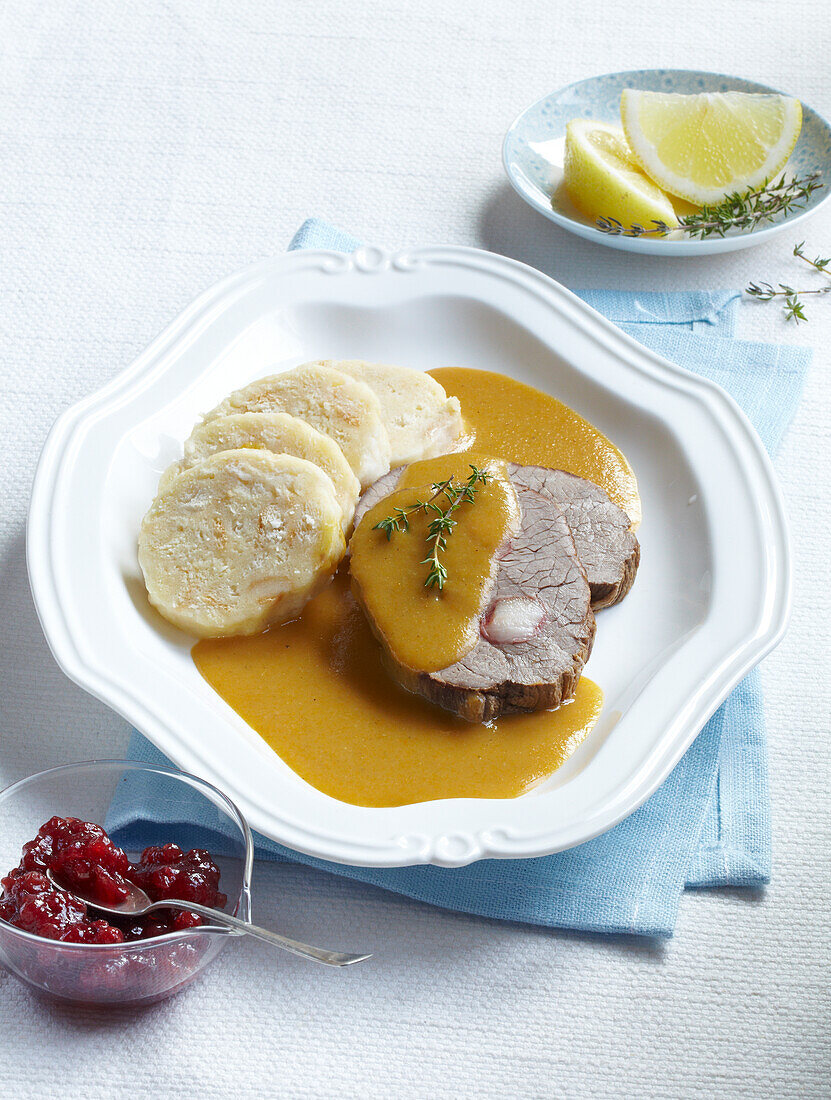 Roastbeef mit cremiger Sauce und Serviettenknödel