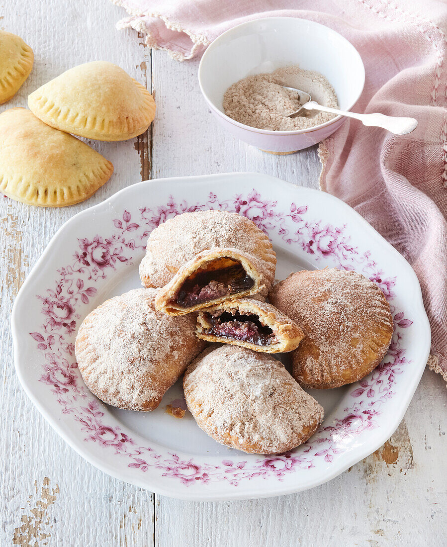 Damsoncheese pastries