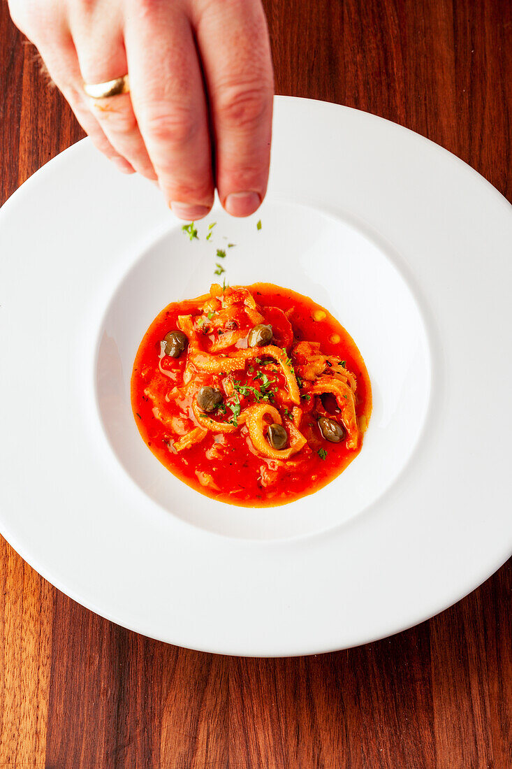 Lammkutteln in pikanter Tomatensauce mit Kapern