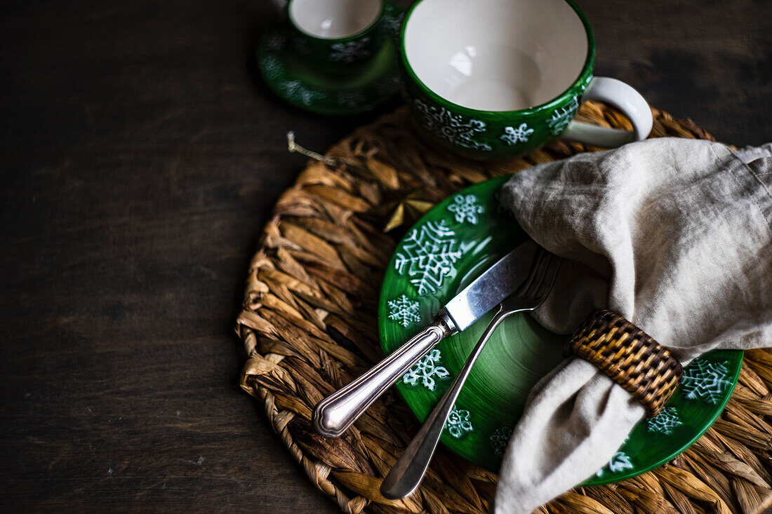 Weihnachtsgedeck mit Stoffserviette auf Holztisch