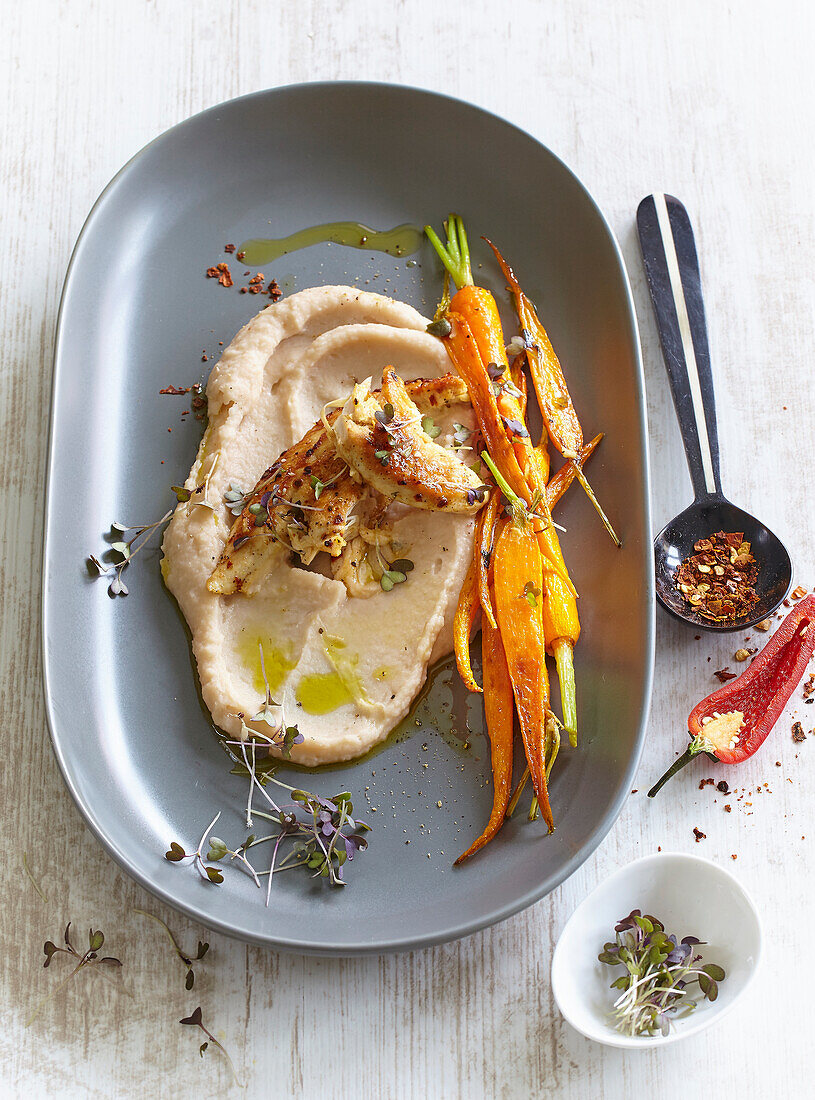 Pulled spicy chicken with honey-glazed carrots and bean mash