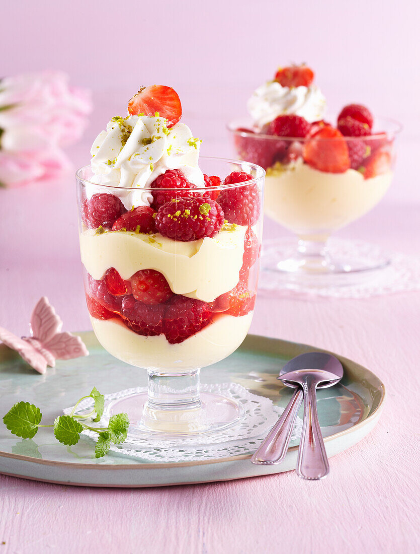 Puddingdessert mit Erdbeeren und Himbeeren