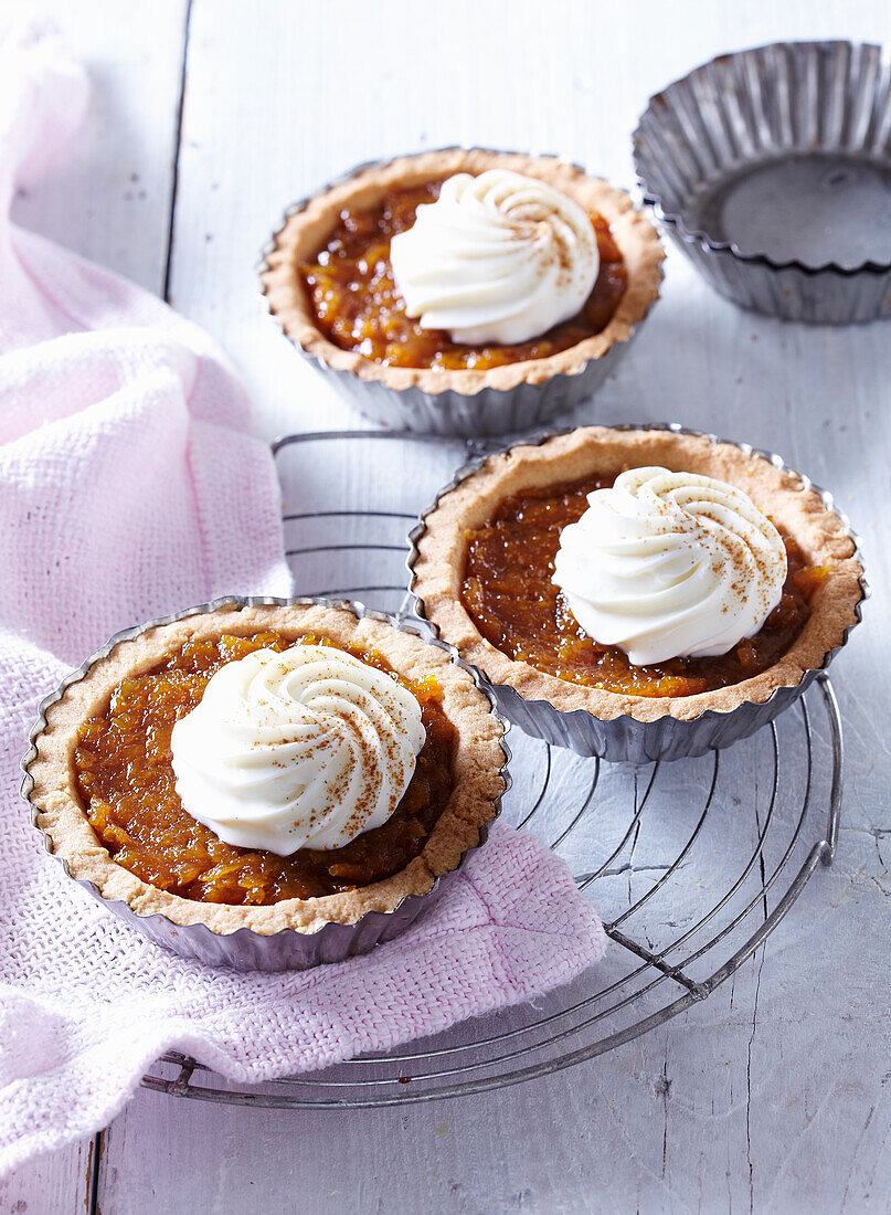 Pumpkin tartlets with cinnamon and custard