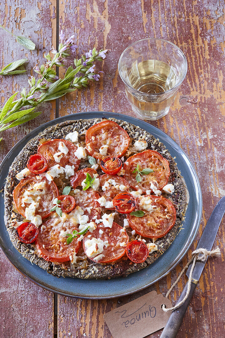 Quinoa-Pizza mit Tomaten und Feta