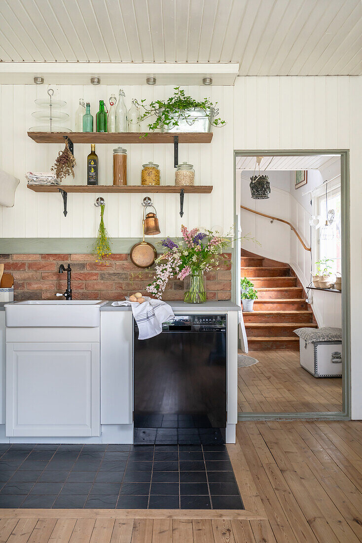 Blick aus der Küche in die Diele mit Holztreppe