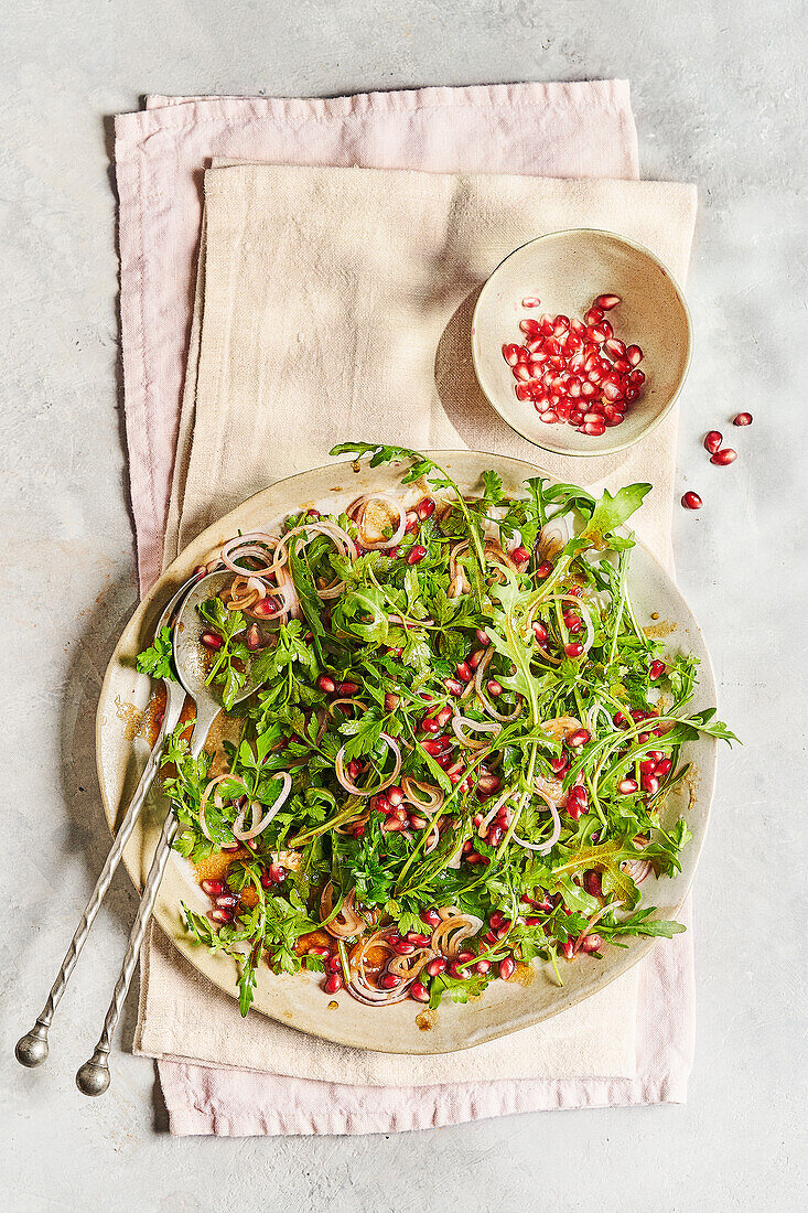 Petersilien-Rucola-Salat mit Granatapfelkernen