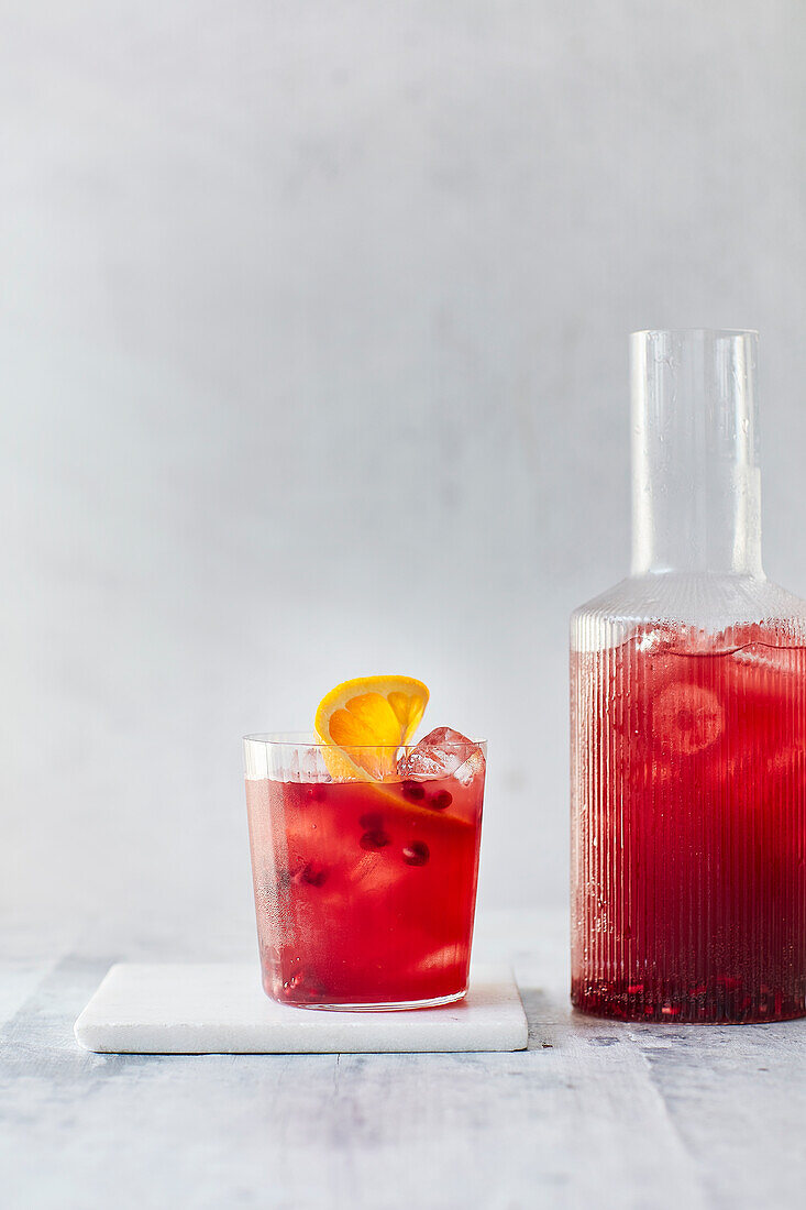 Hibiskus-Granatapfel-Cocktail mit Rosenwasser