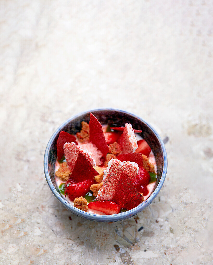 Erdbeerparfait mit Erdbeerschnee, Käsekuchencreme und Graham-Crumble