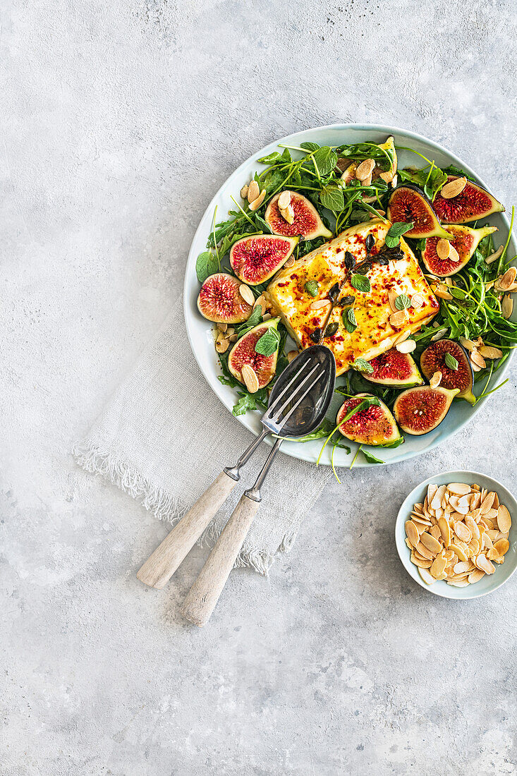 Gebackener Feta auf Blattsalat mit Feigen und Mandeln