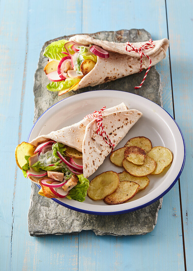 Sommerlicher Hähnchen-Wrap mit hausgemachten Kartoffelchips