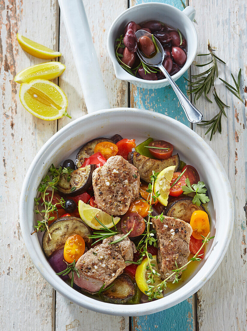 Rinderfilet mit mediterranem Gemüse und Kräutern