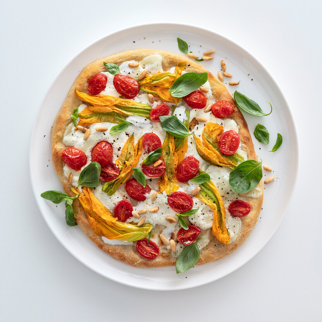 Stracciatella-Pizza mit Zucchiniblüten und Kirschtomaten