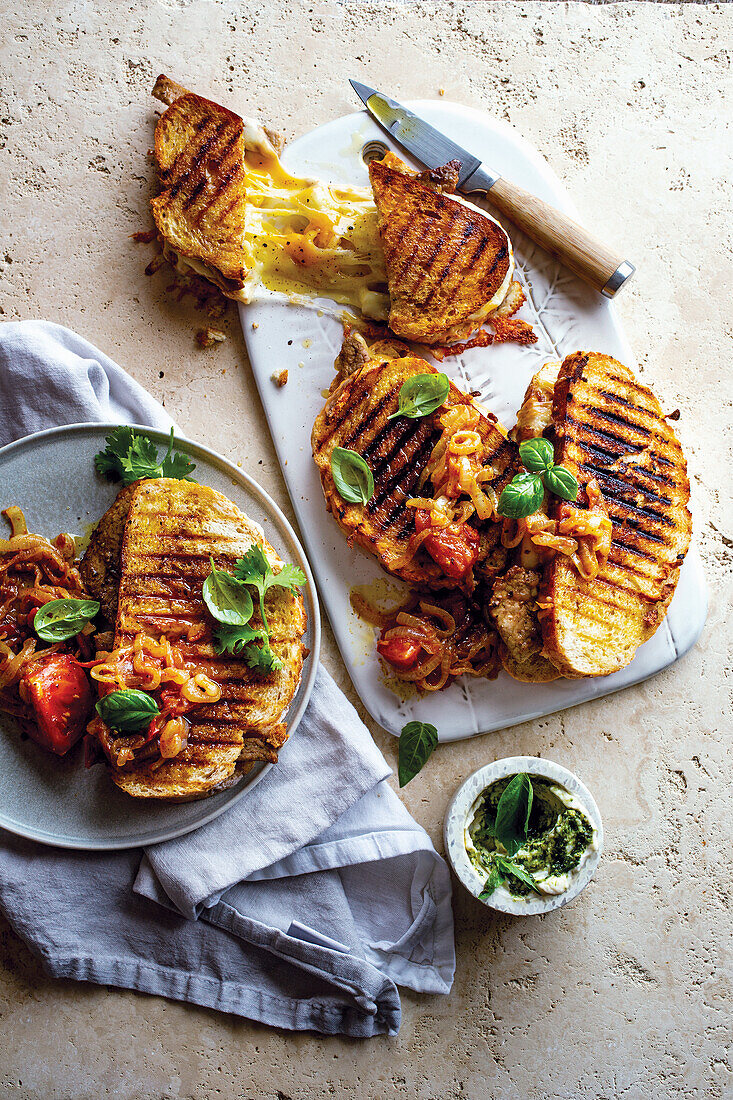 Gegrilltes Steaksandwich und Käsesandwich mit Tomaten-Smoor