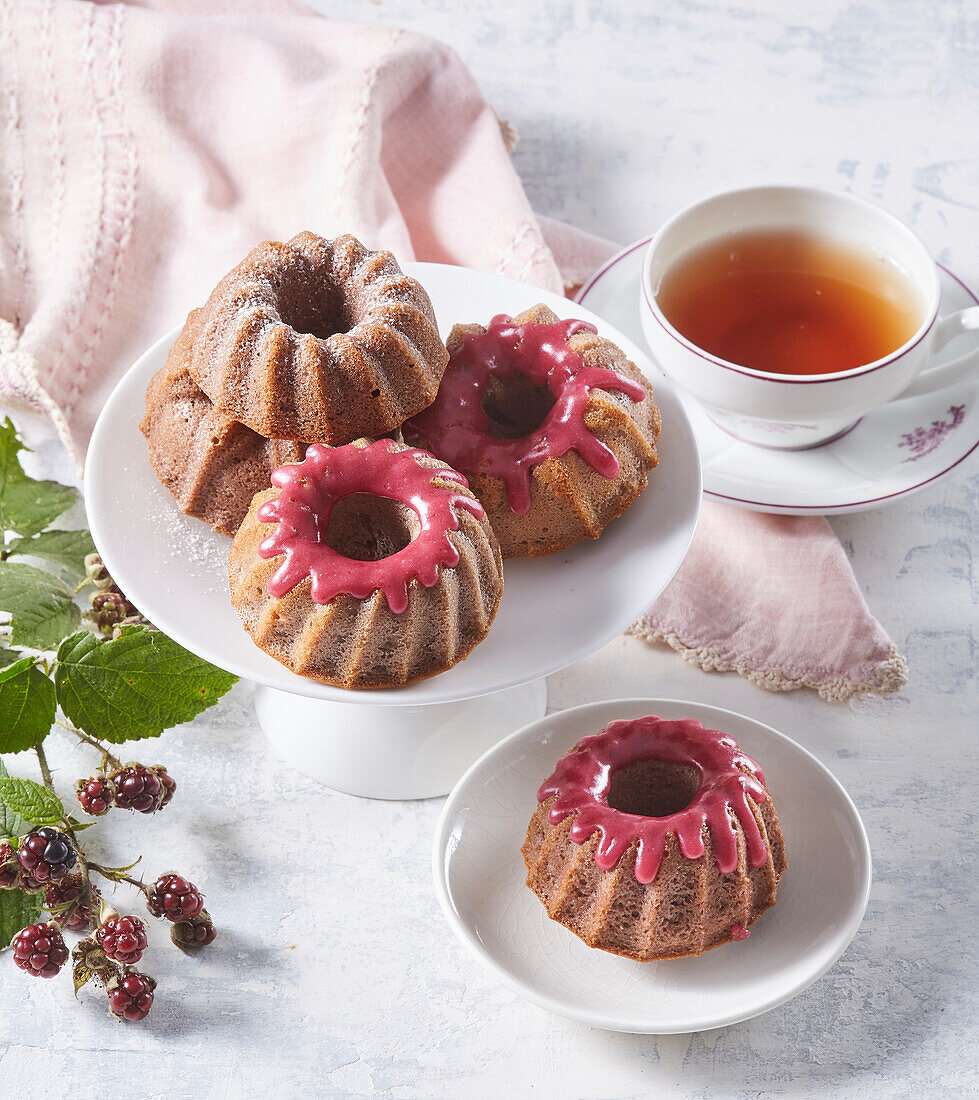 Mini-Kranzkuchen mi Brombeerglasur