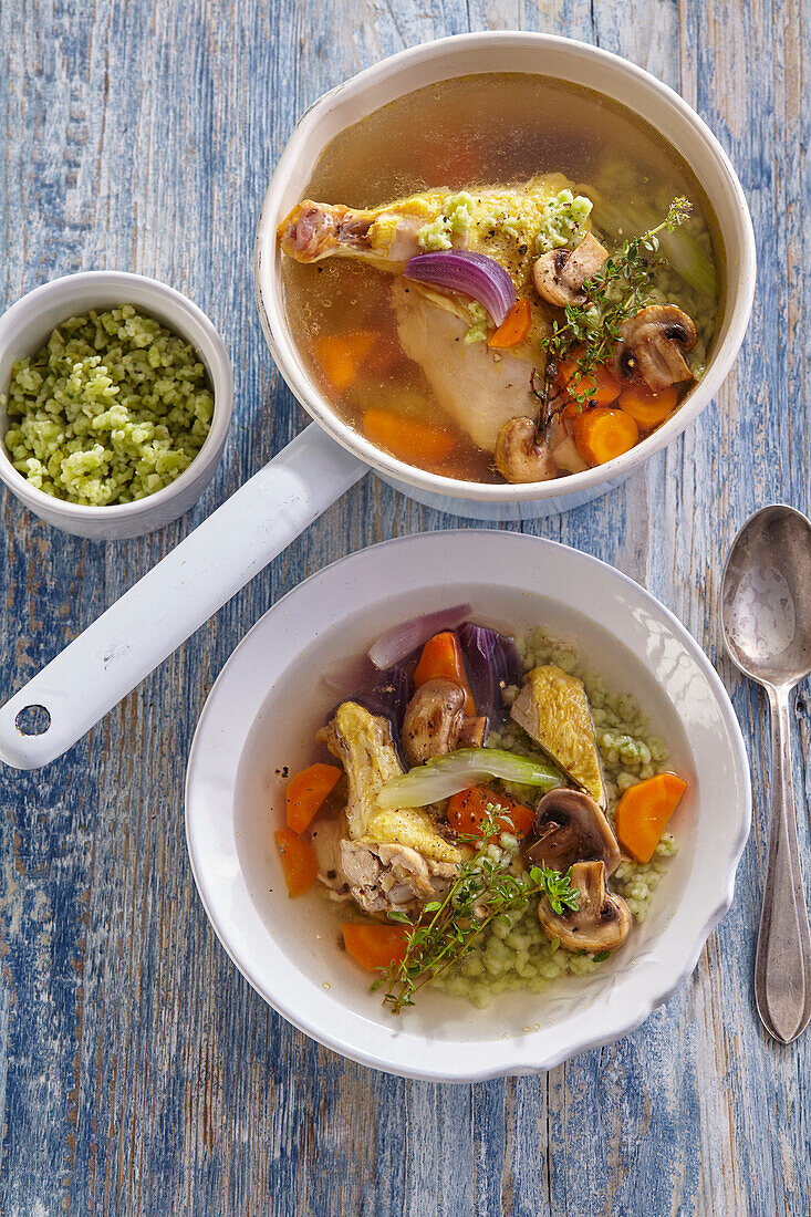 Hühnersuppe mit Gemüse und Pilzen