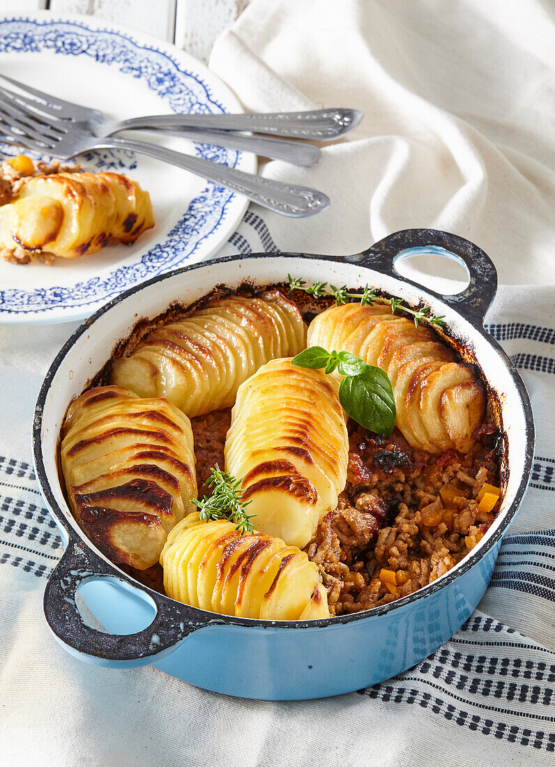 Gratinierte Hasselback-Kartoffeln mit Hackfleisch