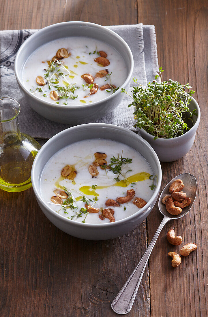 Nusssuppe mit Kokosmilch