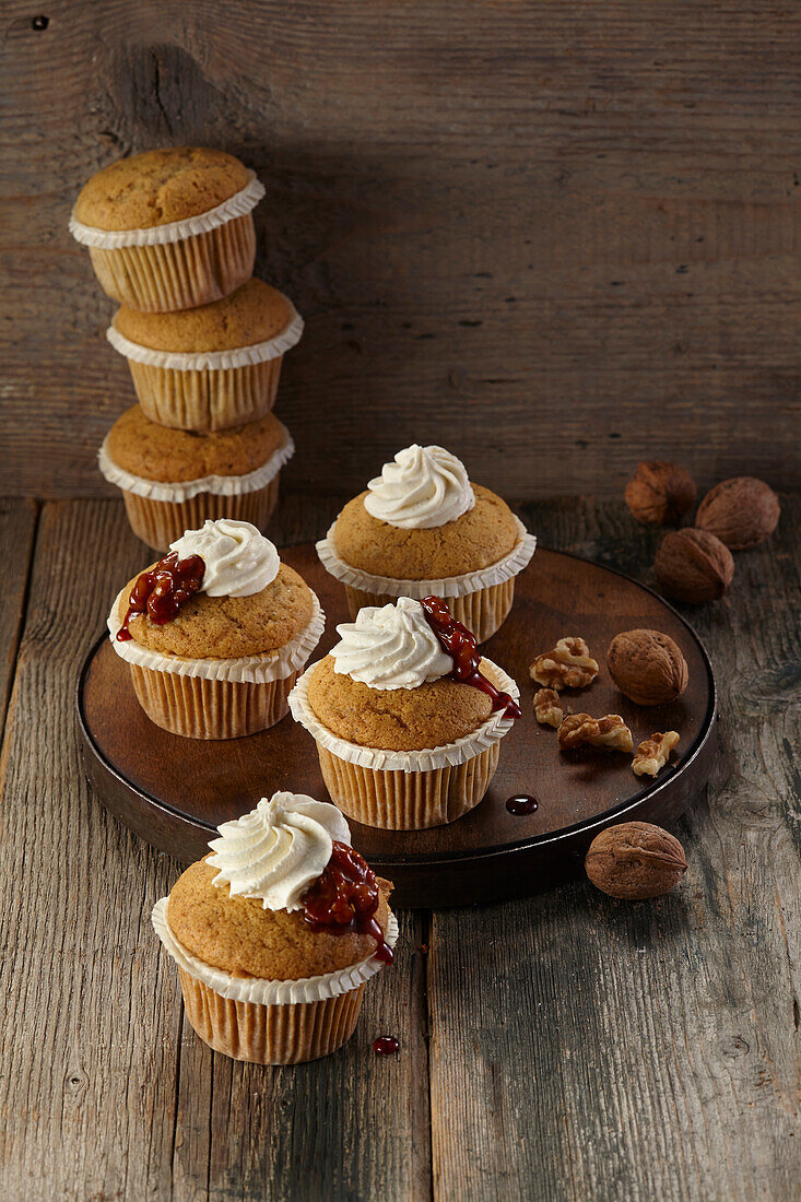 Muffins mit Sahne und karamellisierten Nüssen