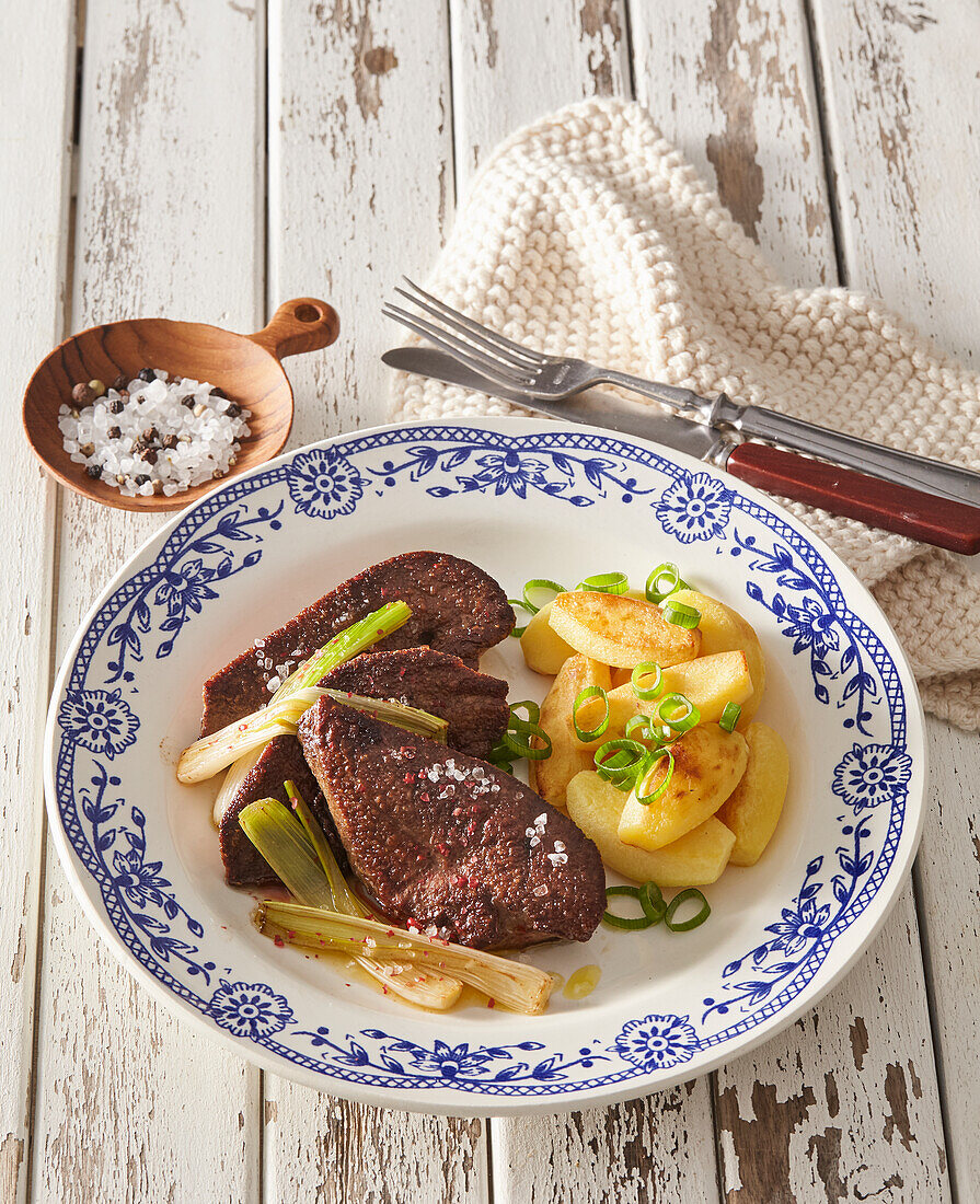 Gebratene Schweineleber mit Kartoffeln