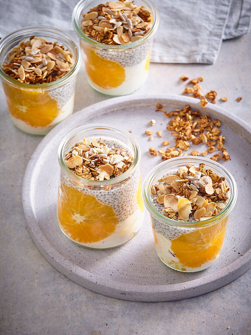 Chiapudding mit Orangen, Granola und Mandeln