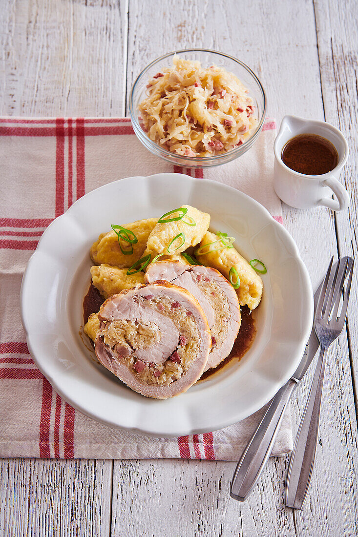 Schweineroulade mit Sauerkrautfüllung