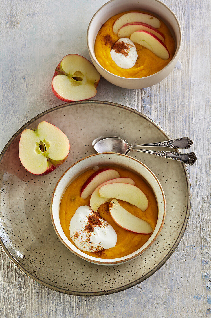 Polenta pudding with apples