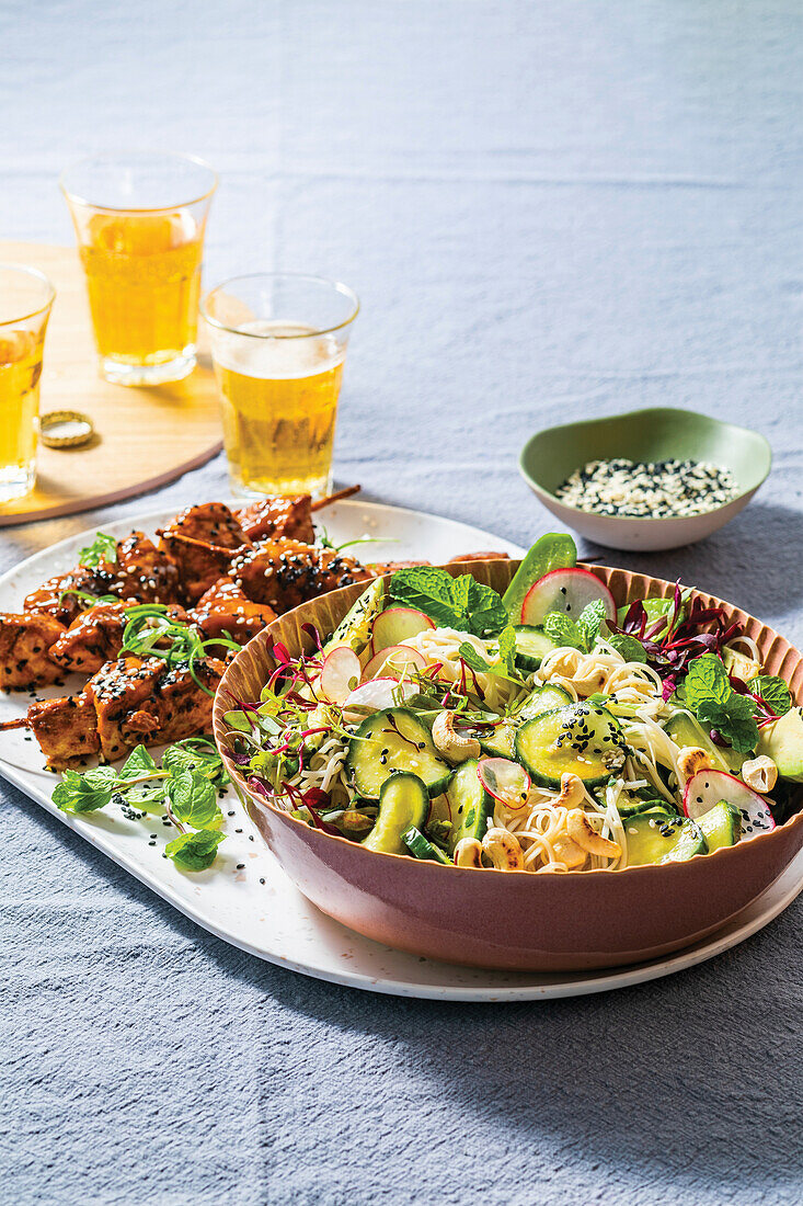 Nudelsalat mit Gurken, Radieschen und Cashewkernen zu gegrillten Schweinespießen