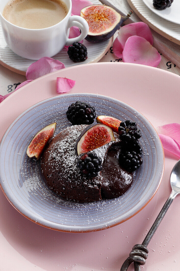 Chocolate Lava Cake mit Brombeeren und Feigen