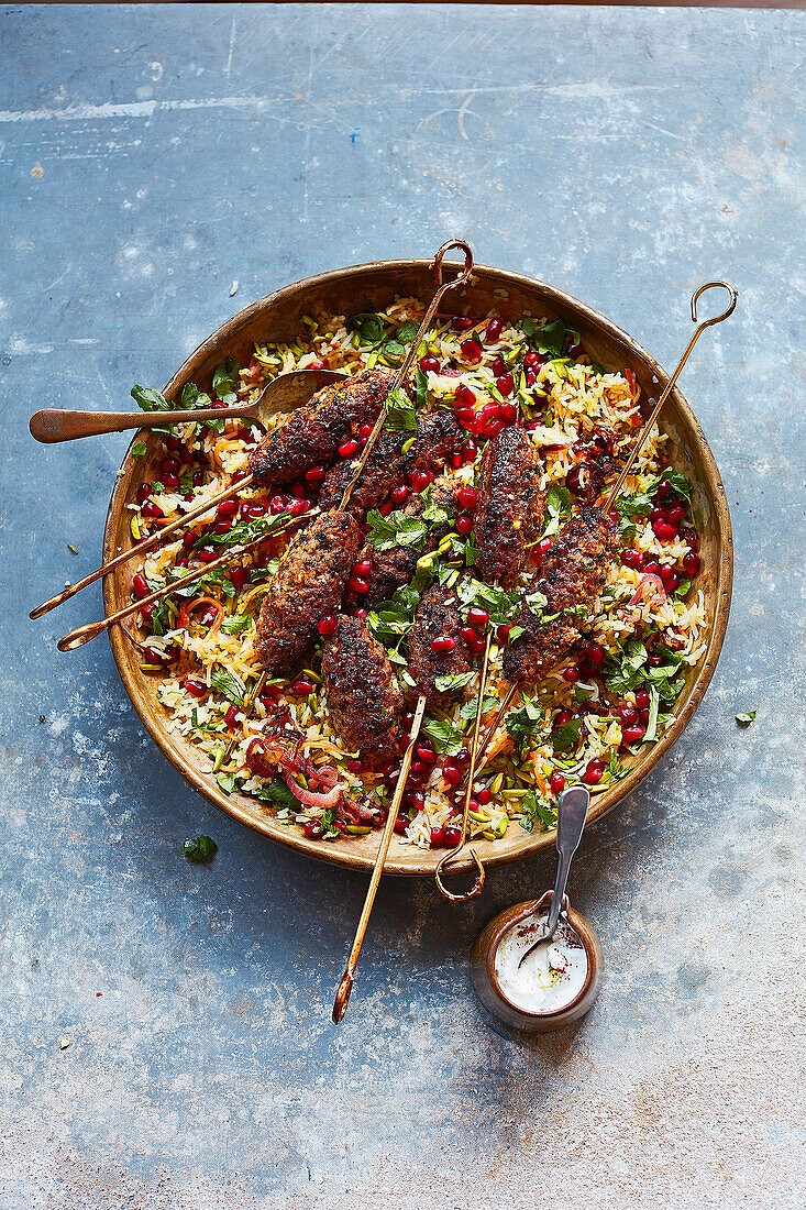 Lamm-Koftas mit Kümmel, Koriander und Zitrone serviert mit Juwelenreis