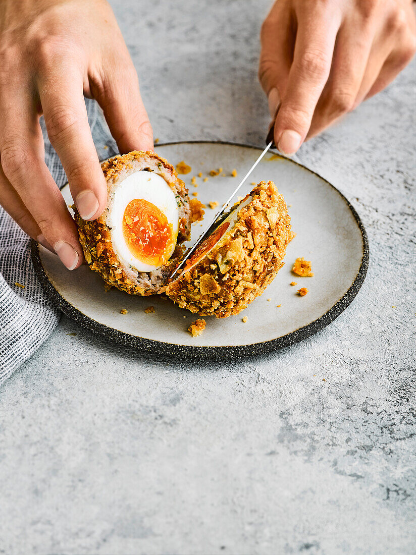 Scotch eggs schneiden