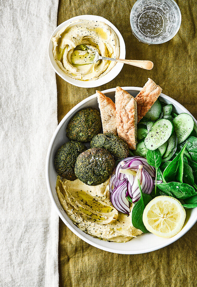 Spinat-Falafel-Hummus-Bowl