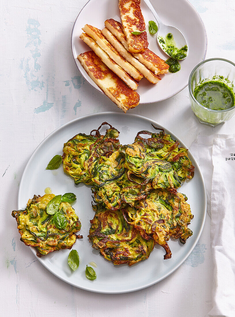 Zucchini-Pfannkuchen mit Halloumi-Käse