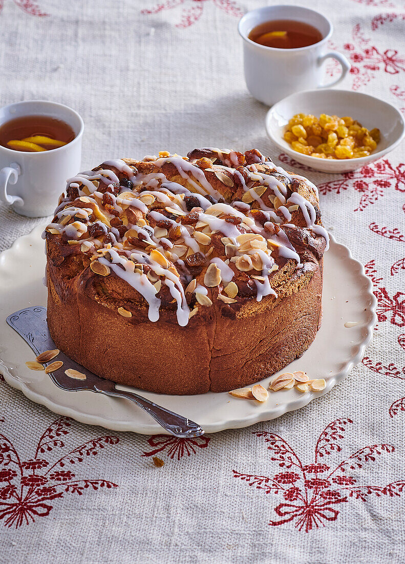 Yeast rolled cake with raisins and icing